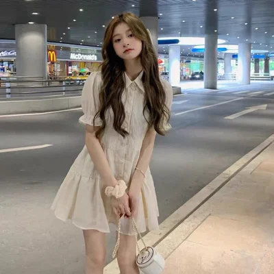 Váy trắng dạo phố